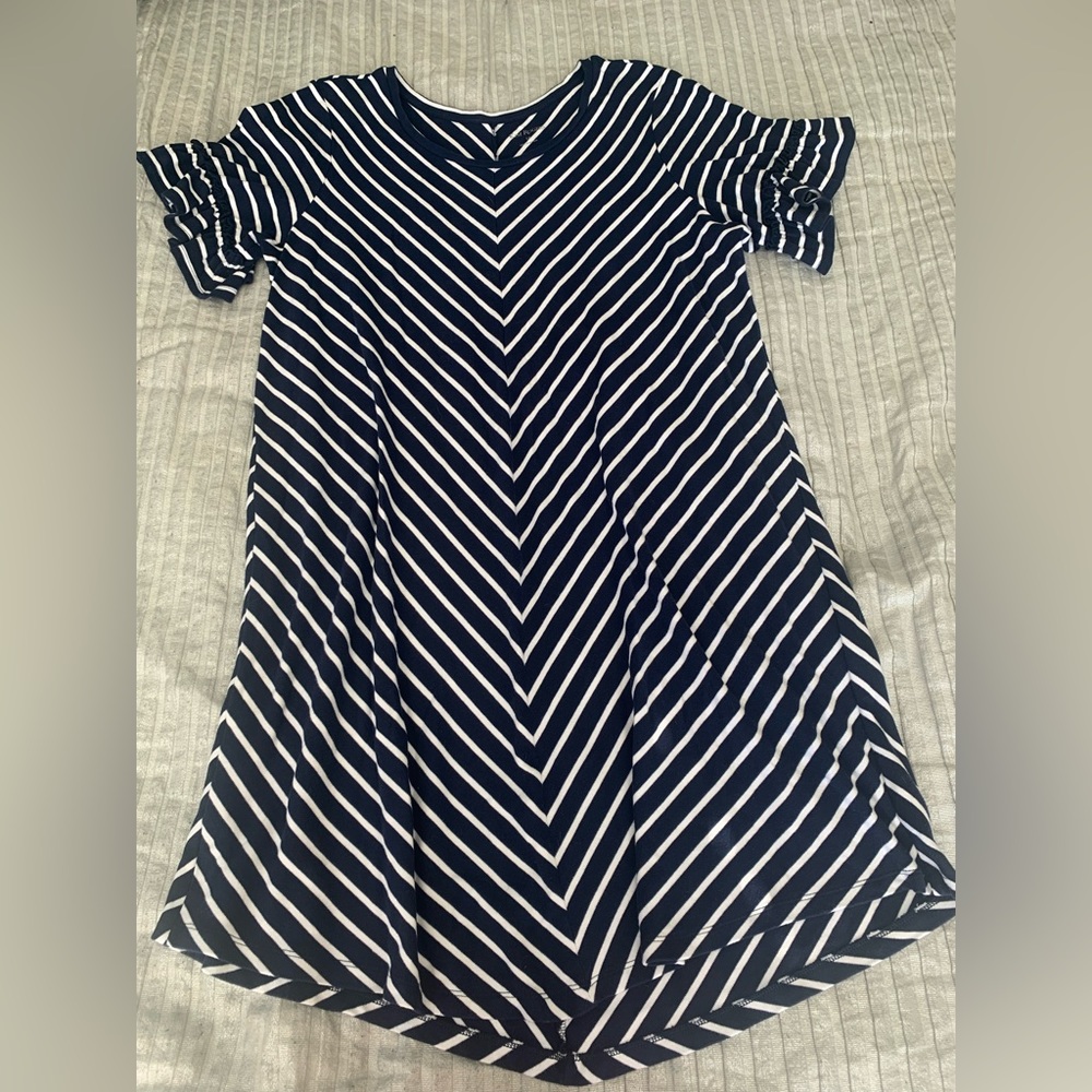 🔥2/$20🔥100% COTTON navy/white chevron dress. Short sleeves with ruffle details
